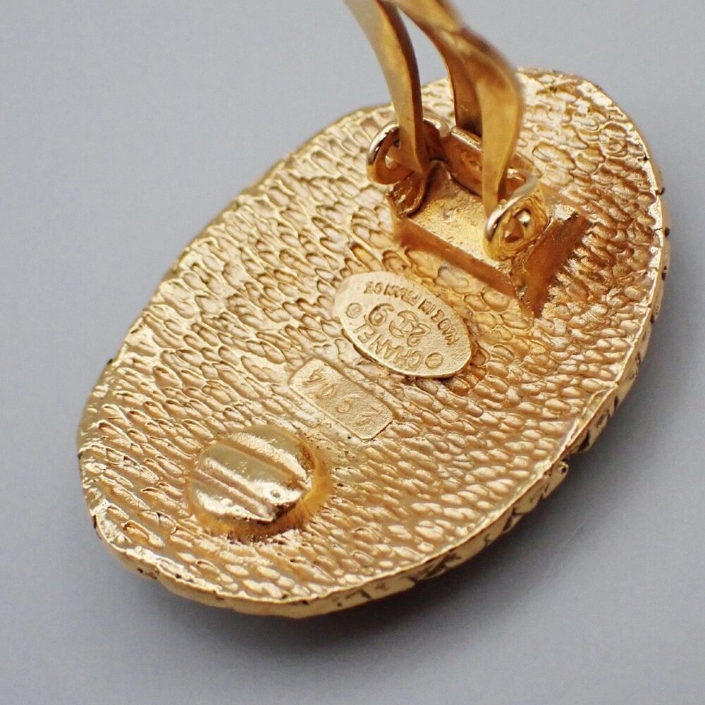 CHANEL CC Logo Oval Button Earrings 29 Clip-On Gold GHW France Vintage - Picture 2 of 13